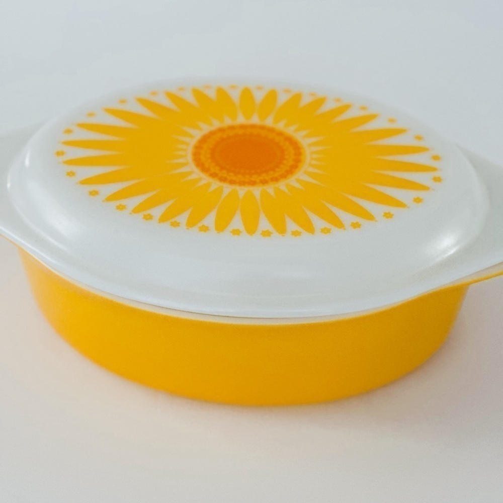 Pyrex 2 1/2 QT Orange Sunflower Pattern Ovenware